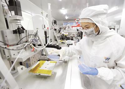 万度光能 以智造引领新能源科技研发新纪元